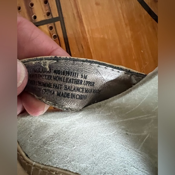 Mootsies Tootsies wedge tan heel sandals with bow. Size 6. Approx 9” toe to heel - Picture 4 of 6